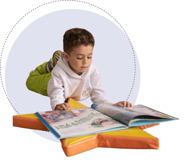 Niño leyendo Kids Town